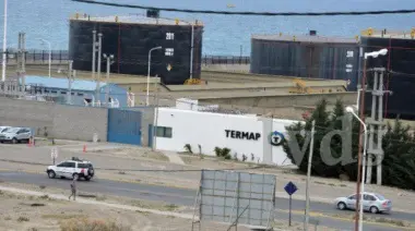 Venían de Comodoro a desvalijar una casa en Caleta Olivia, chocaron contra paredón de Termap y terminaron esposados