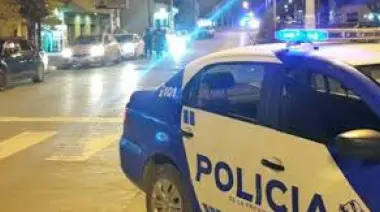Dos sujetos armados intentaron irrumpir en una vivienda: dispararon y escaparon, pero fueron atrapados
