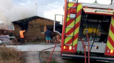 Incendio por falla eléctrica destruyó parte de una vivienda
