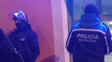 Mujer pidió ayuda en plena noche y su pareja arrojó un hacha contra la policía: tensión en barrio 150 Viviendas de Caleta Olivia
