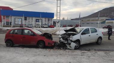 Grave choque entre dos autos en El Calafate: una mujer fue hospitalizada