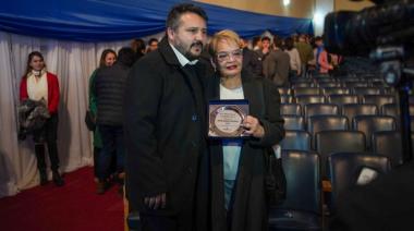 Carrizo entregó una plaqueta a la viuda de Soloaga en un acto reservado y conmovedor