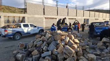 Municipio y SIPGER colaboran para distribuir leña a familias de Caleta Olivia