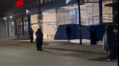 Caleta bajo fuego: un joven recibió un disparo y otro fue apuñalado en una cervecería