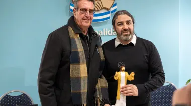 El intendente de Pico Truncado recibió un significativo presente de la comuna de Cañadón Seco