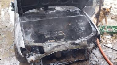 Incendio accidental destruyó vehículo durante descongelamiento con mechero