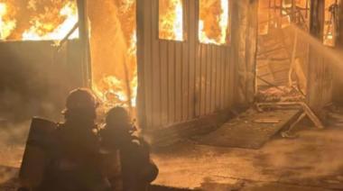 Incendio sorpresivo en depósito de Caleta Olivia: rápida intervención de bomberos evitó una tragedia