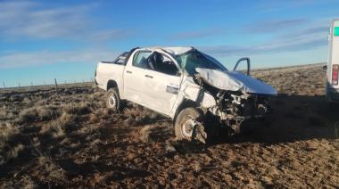 Camioneta de empresa volcó y sus ocupantes fueron hospitalizados