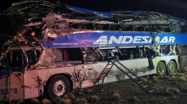 Tragedia en Ruta 3: choque entre camión y colectivo de Andesmar deja tres muertos