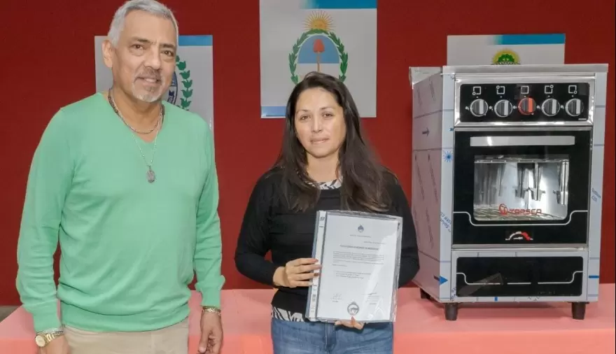 Comuna de Cañadón Seco entregó cocina industrial a vecina víctima de hurto
