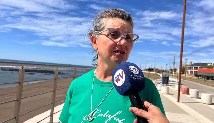Mónica Chiarello y su mural en la costanera: Arte y conciencia ambiental en Caleta Olivia