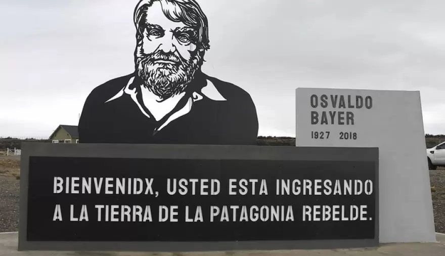 El Gobierno de Santa Cruz recibirá la escultura de Osvaldo Bayer derribada por Vialidad Nacional