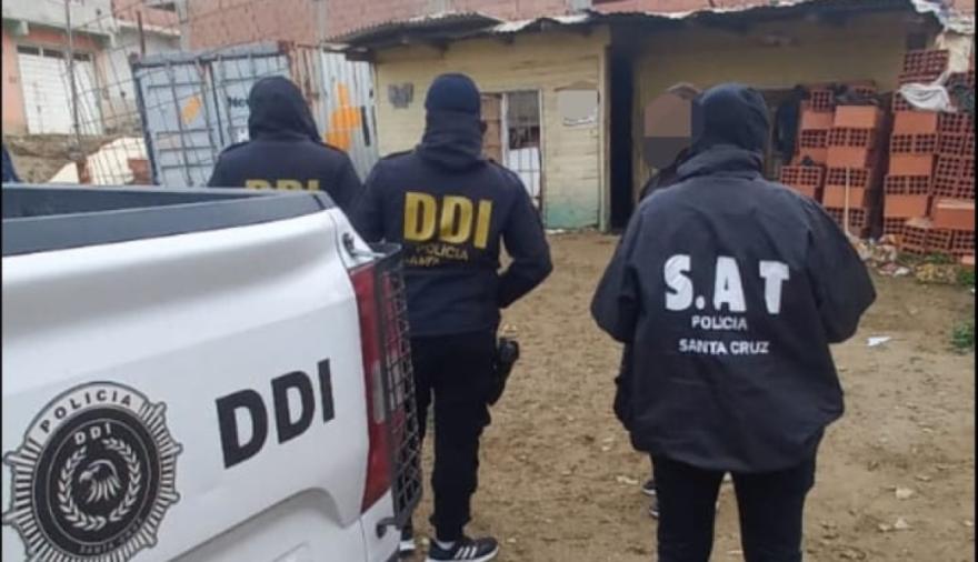 Allanamiento en Caleta Olivia: Cayó un estafador que usaba celulares robados para pedir préstamos