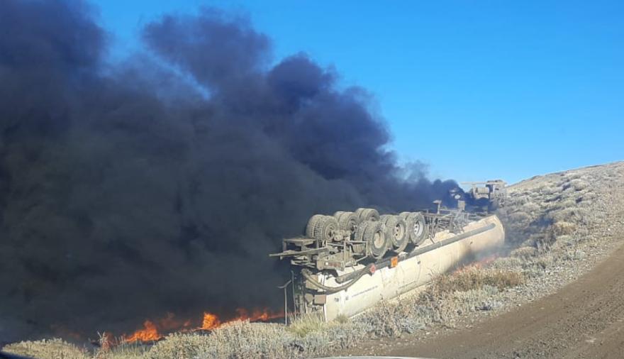 Las Heras: un camión que transportaba crudo volcó y ardió; dos personas resultaron gravemente heridas