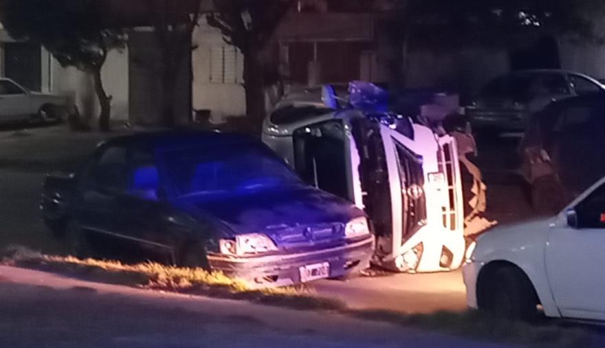 Conductor ebrio volcó tras chocar dos autos y terminó hospitalizado