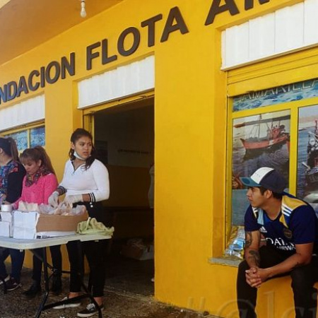La Fundación Flota Amarilla Solidaria  entrega 6 toneladas de merluza a los caletenses