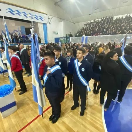 Reafirmación de Lealtad a la Bandera en Caleta Olivia: Un masivo acto de patriotismo de jóvenes estudiantes