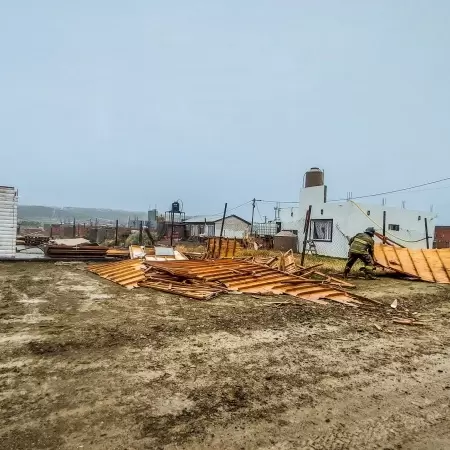 Fuertes vientos en Caleta Olivia: una casa prefabricada fue derribada en el Barrio Hípico