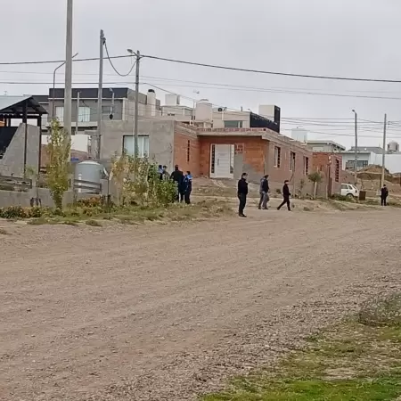 Apuñaló a su madre, se atrincheró con su novia y ambos fueron hallados muertos