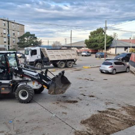 Caleta Olivia inició operativo de limpieza en el barrio 2 de Abril: desmalezado, barrido y retiro de residuos