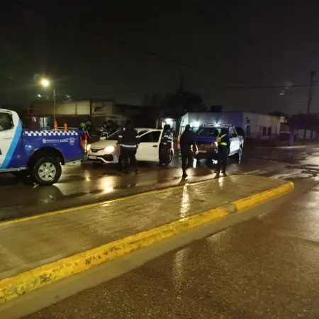 Tensión en la madrugada: detienen a dos personas por portar arma frente a boliche en Las Heras