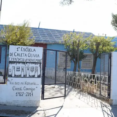 Padres a las piñas en pleno acto de la Promesa a la Bandera en Caleta Olivia