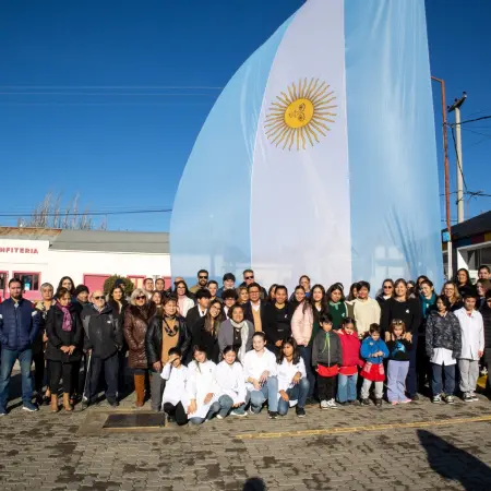 Emoción y Memoria en Cañadón Seco: 205 años de la Bandera que nos abriga a todos