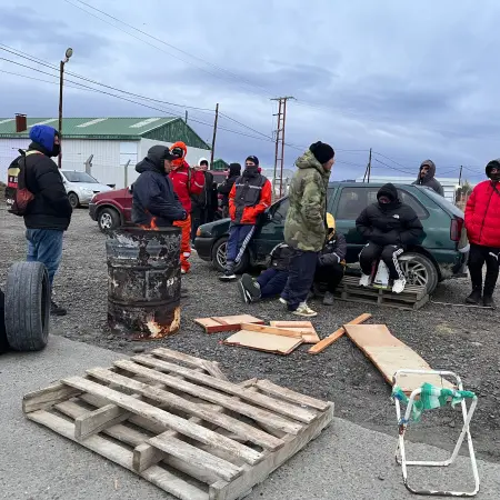 Despedidos del Puerto Caleta Paula cortaron el acceso: “Estamos esperando que alguien dé la cara”