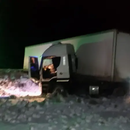 Despiste en la Ruta 3: un camión patinó sobre la escarcha cerca de Fitz Roy y terminó con pérdida de combustible