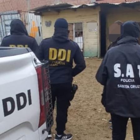 Allanamiento en Caleta Olivia: Cayó un estafador que usaba celulares robados para pedir préstamos