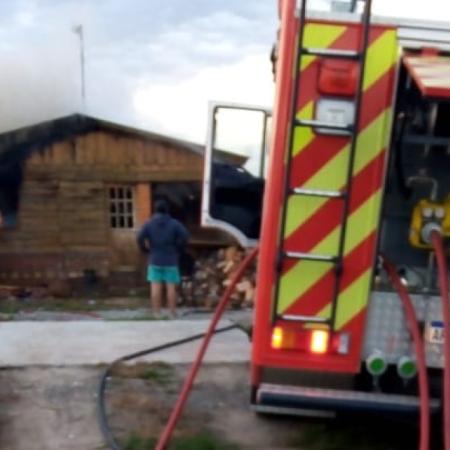 Incendio por falla eléctrica destruyó parte de una vivienda
