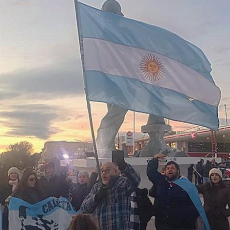 La CGT y agrupaciones kirchneristas marcharon en Caleta Olivia contra el fallo a CFK: "Es proscripción política"