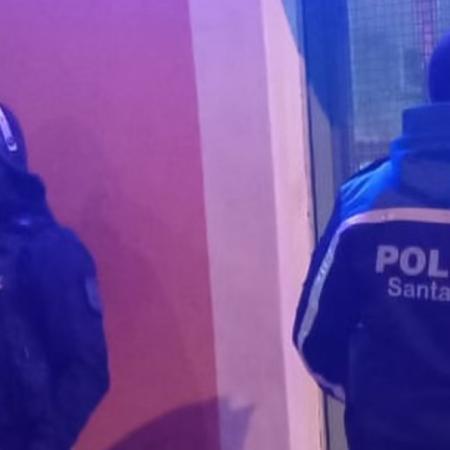Mujer pidió ayuda en plena noche y su pareja arrojó un hacha contra la policía: tensión en barrio 150 Viviendas de Caleta Olivia