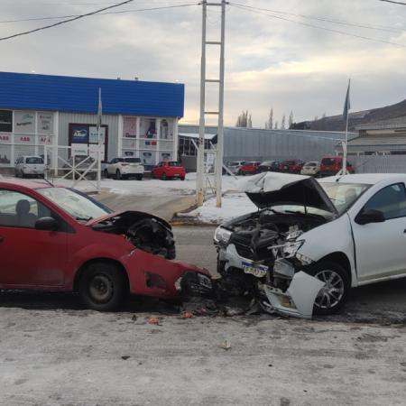Grave choque entre dos autos en El Calafate: una mujer fue hospitalizada