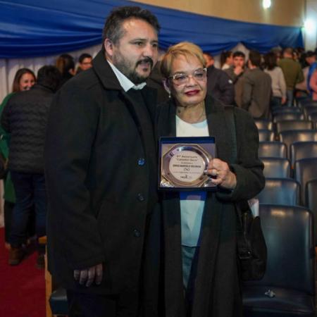 Carrizo entregó una plaqueta a la viuda de Soloaga en un acto reservado y conmovedor