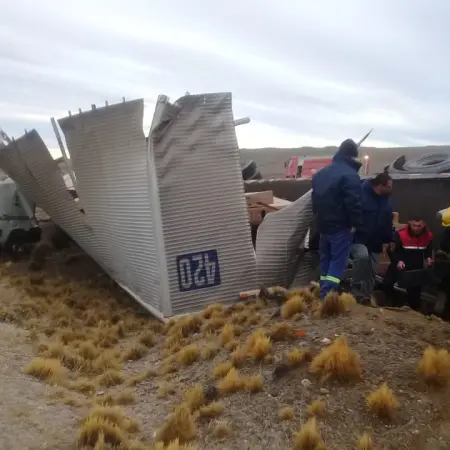Un camión lleno de televisores volcó en la Ruta 3 por escarcha sobre el asfalto