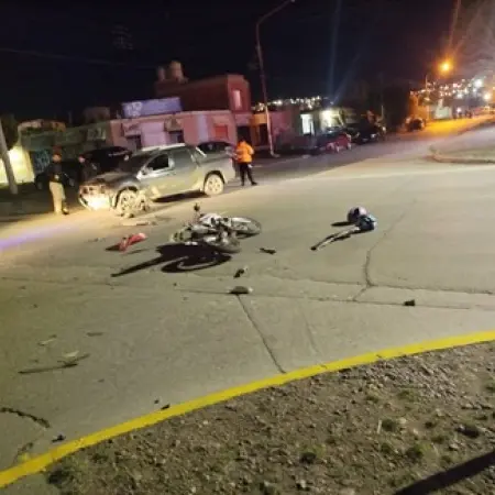 Violento choque en Caleta Olivia: una camioneta embistió a una moto y hay dos heridos