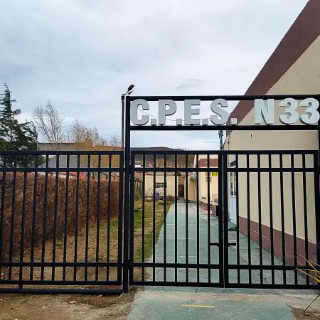 Concluye obra de cerramiento del predio compartido por dos escuelas de Cañadón Seco