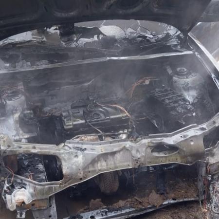 Incendio accidental destruyó vehículo durante descongelamiento con mechero