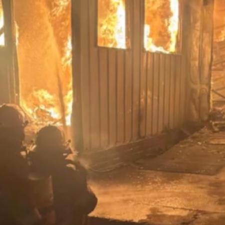 Incendio sorpresivo en depósito de Caleta Olivia: rápida intervención de bomberos evitó una tragedia