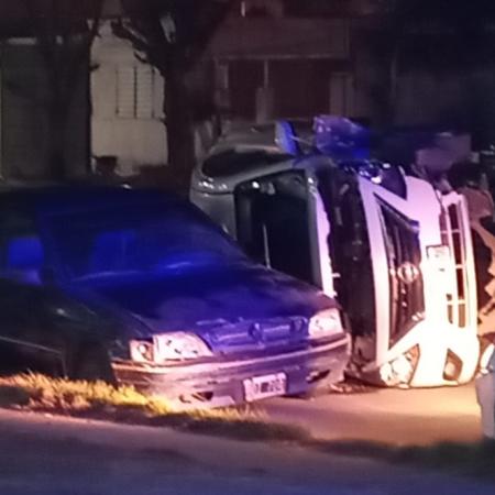 Conductor ebrio volcó tras chocar dos autos y terminó hospitalizado